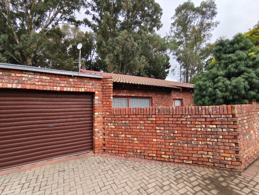2 Bedroom Property for Sale in Langenhovenpark Free State